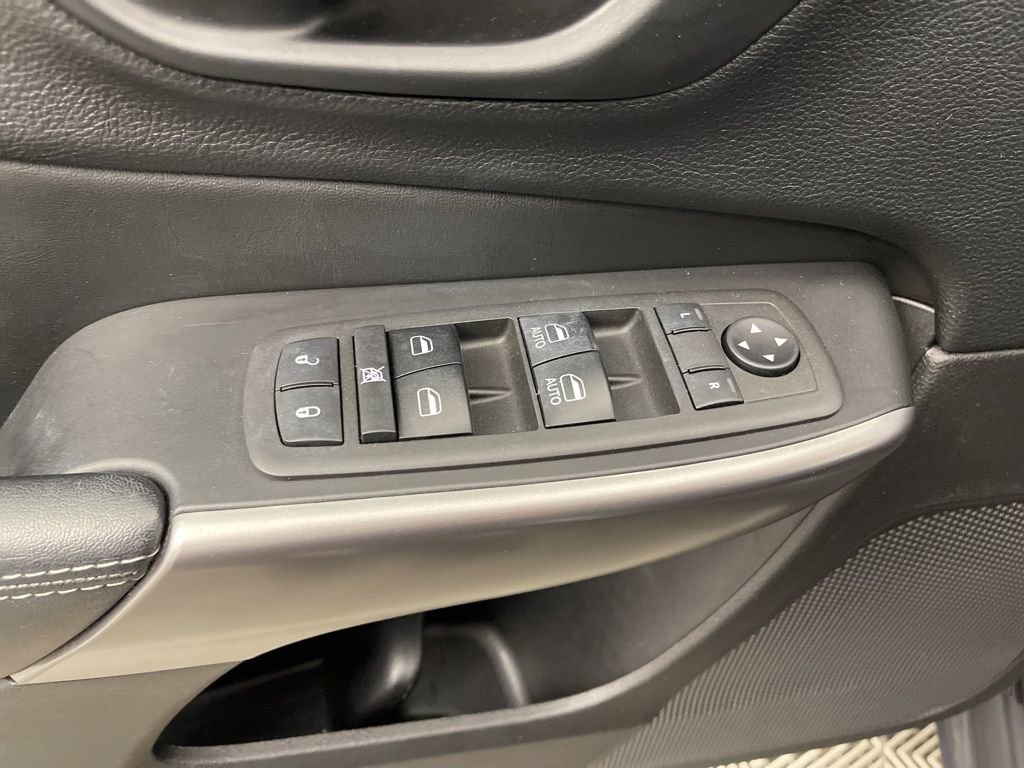 Used 2021 Jeep Cherokee Latitude Lux w/ Comfort/Convenience Group image 27