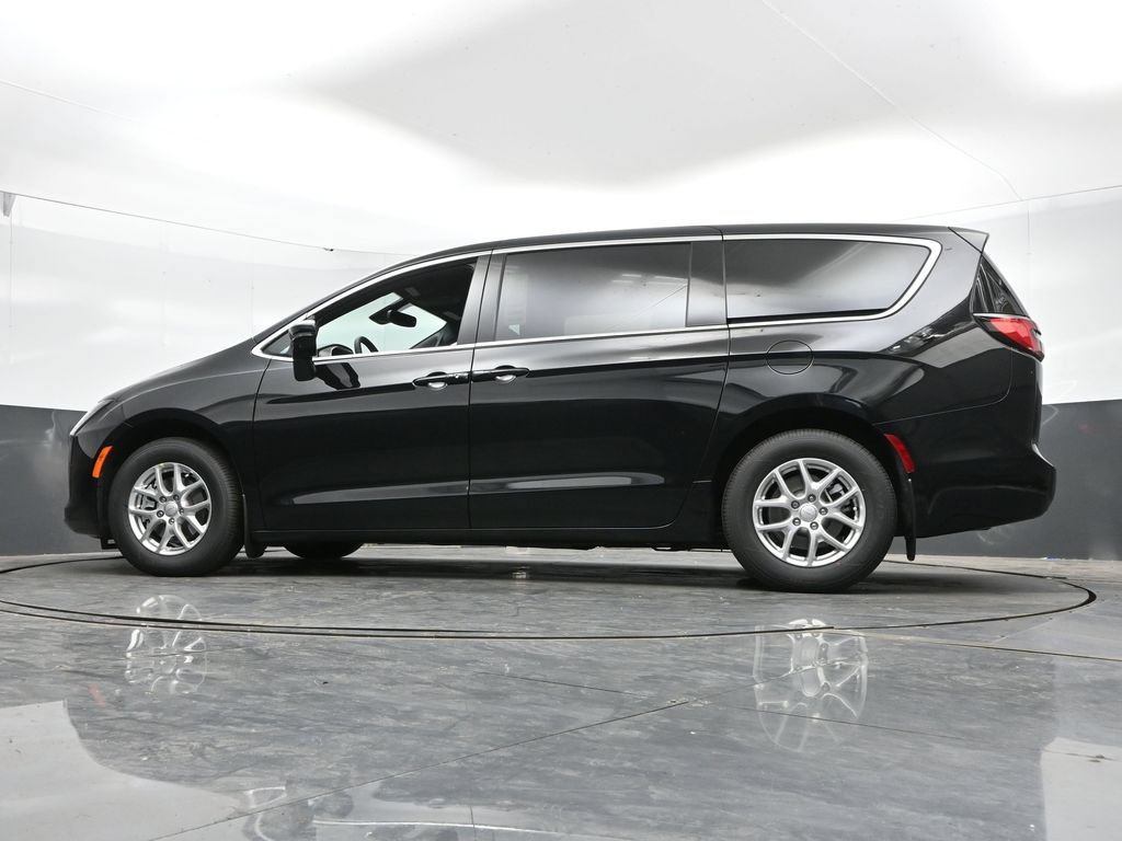 New 2027 Chrysler Pacifica Select FWD image 40
