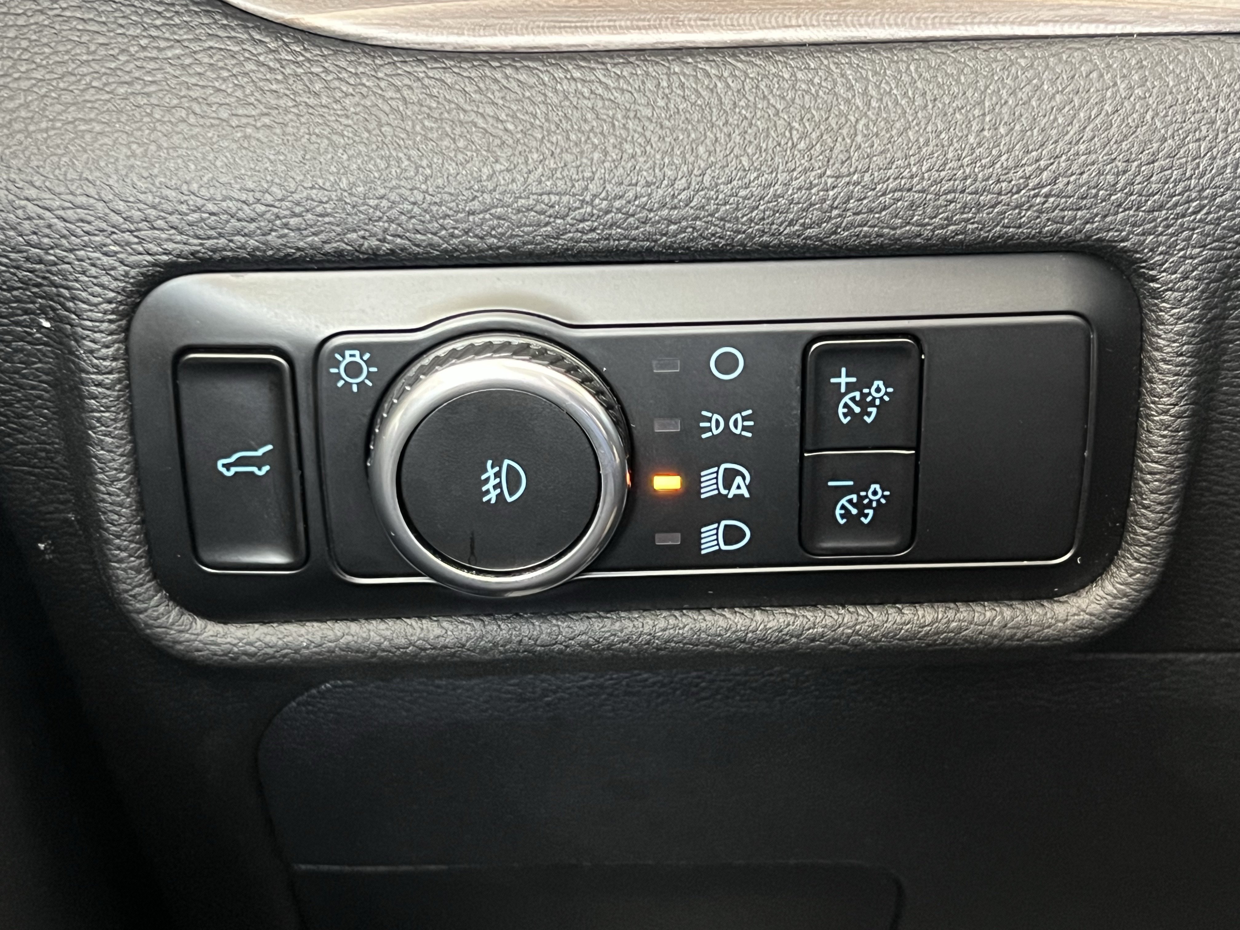 Used 2023 Ford Explorer Limited w/ Limited Technology Package AWD/4WD image 35