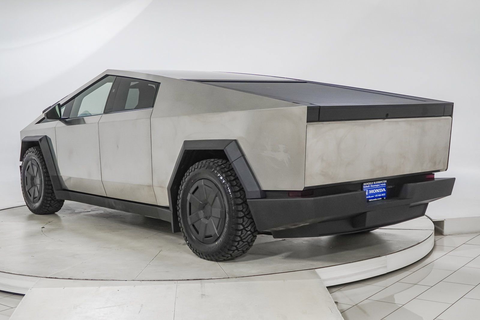 Used 2025 Tesla Cybertruck AWD Crew Cab image 6