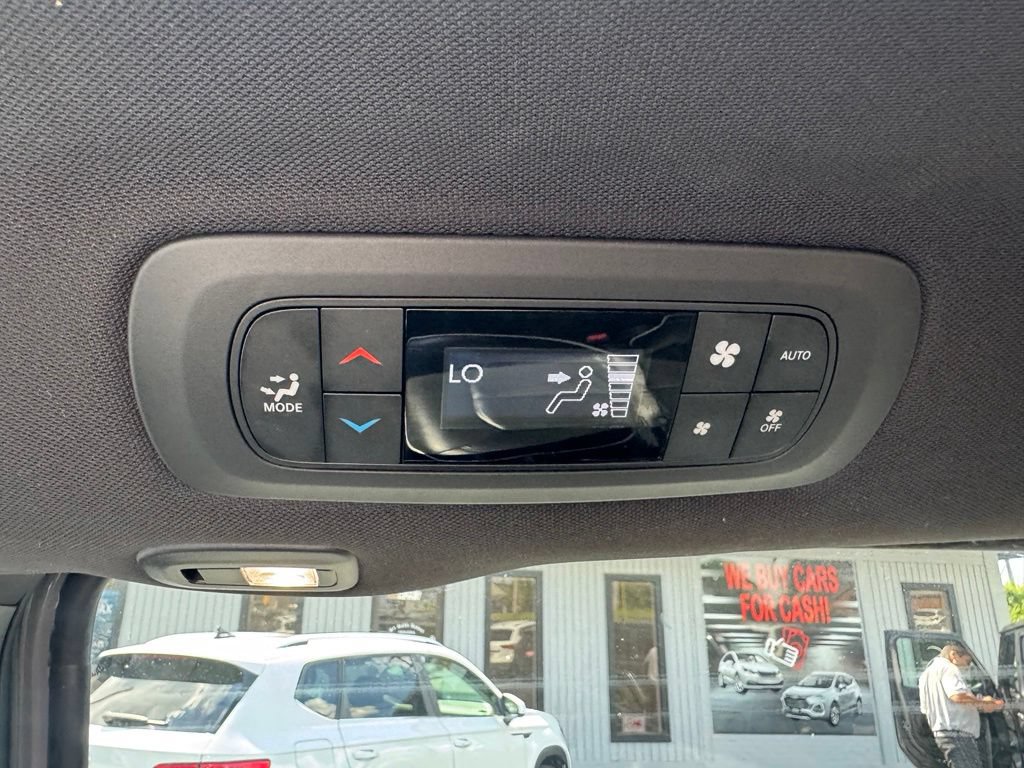 Used 2025 Chrysler Pacifica Limited FWD image 23