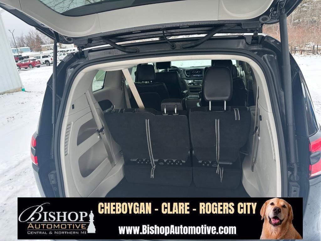 Used 2023 Chrysler Pacifica Touring-L image 28
