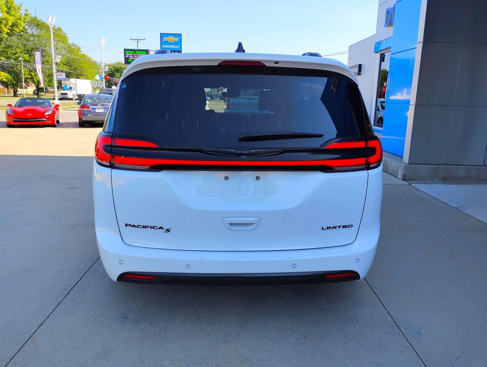 Used 2025 Chrysler Pacifica Limited FWD image 8