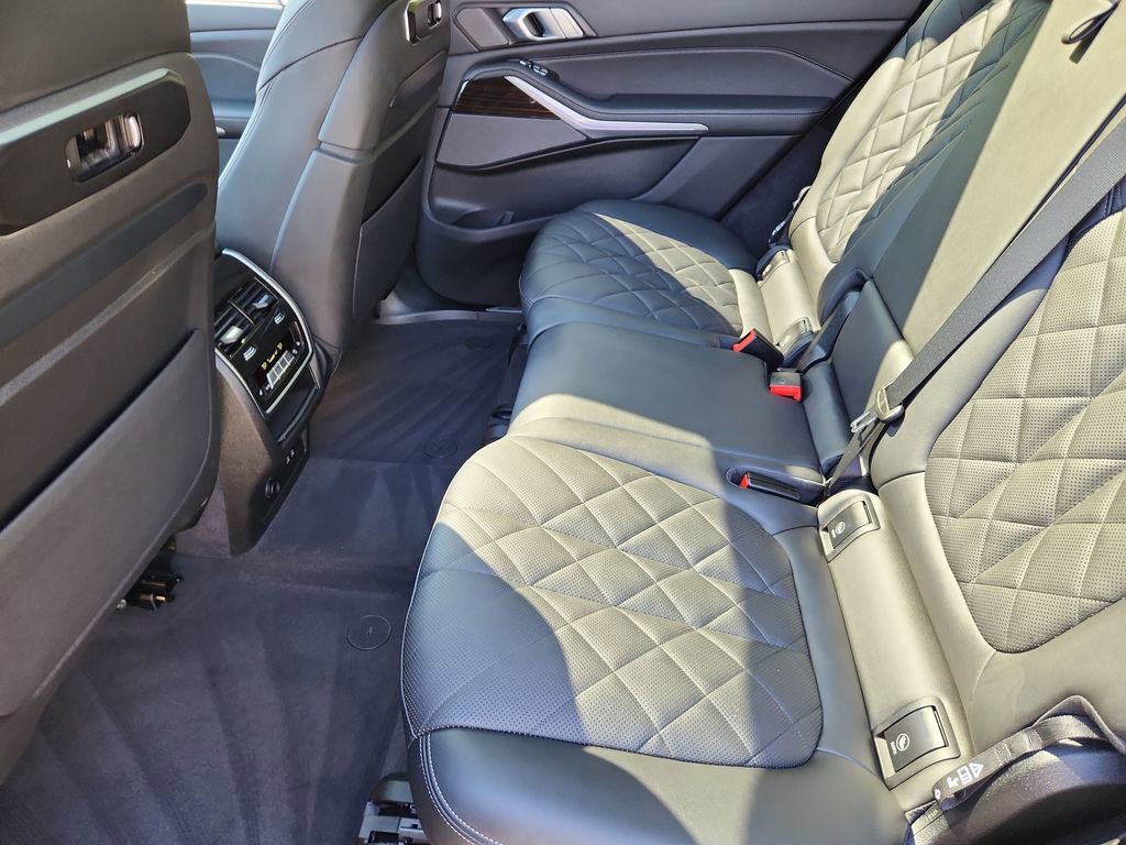 Used 2025 BMW X7 xDrive40i w/ M Sport Package AWD/4WD image 5