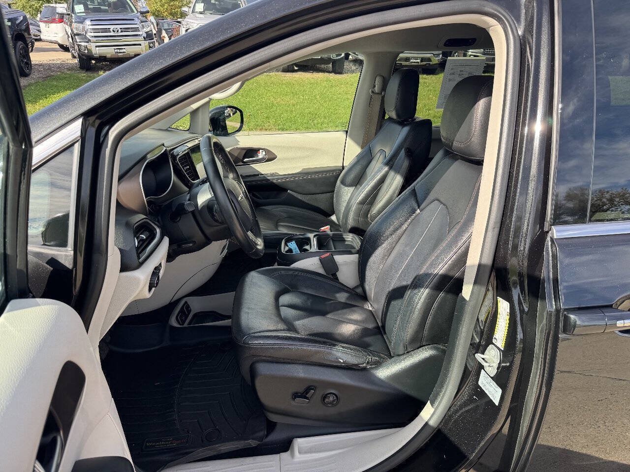 Used 2017 Chrysler Pacifica Touring-L FWD image 11