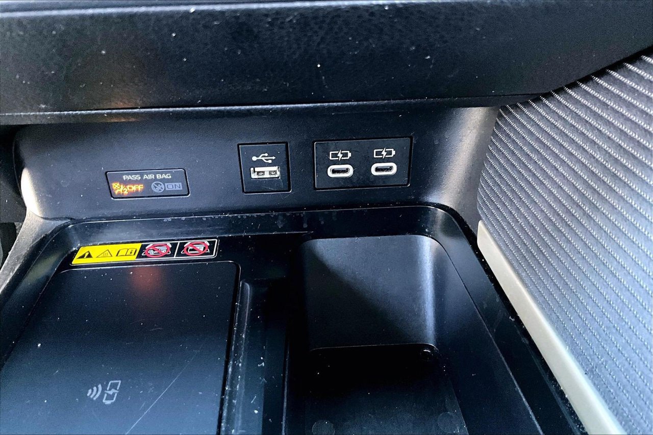 Used 2025 Toyota Camry SE FWD image 16