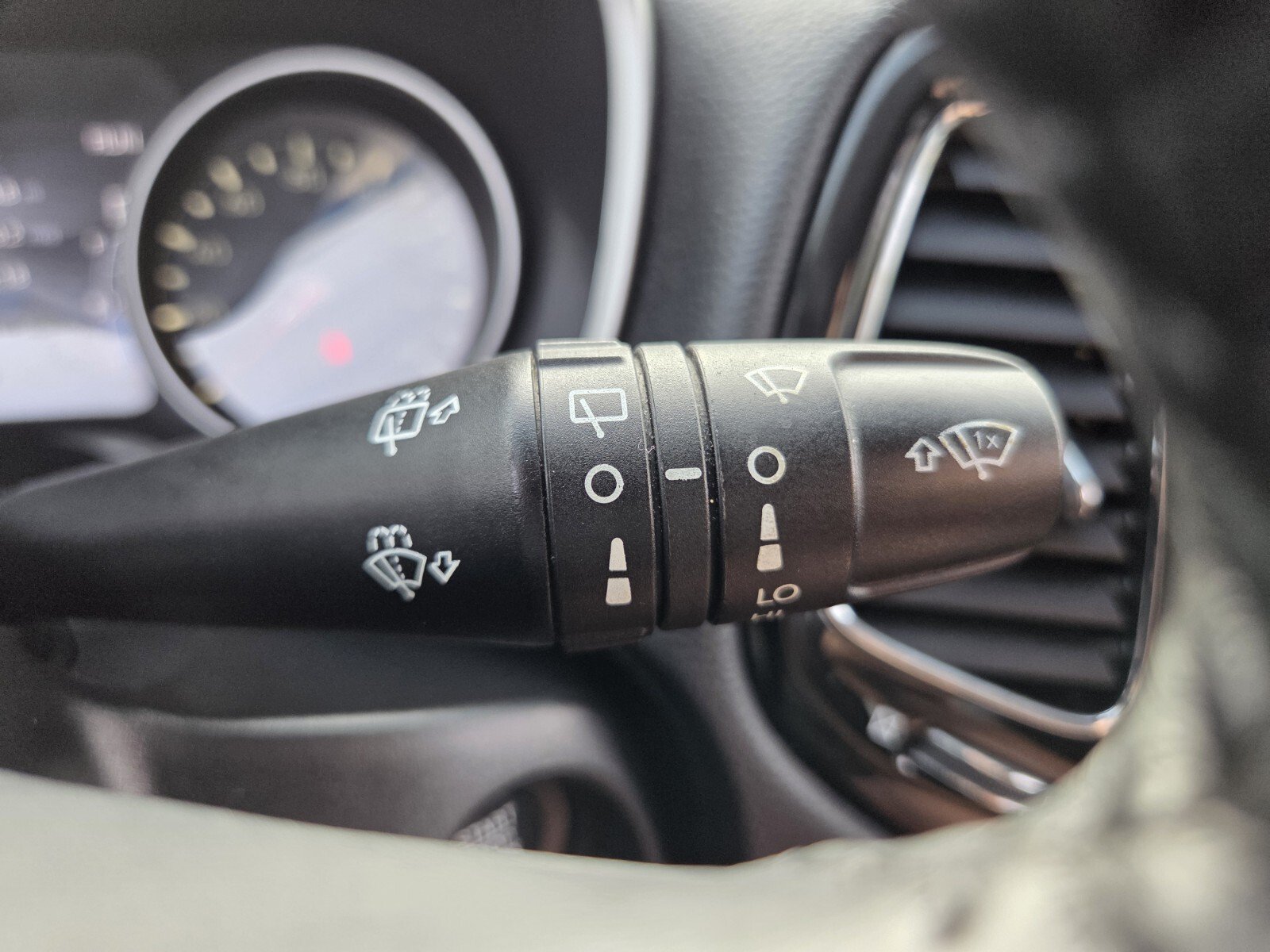 Used 2020 Jeep Compass Latitude FWD image 29