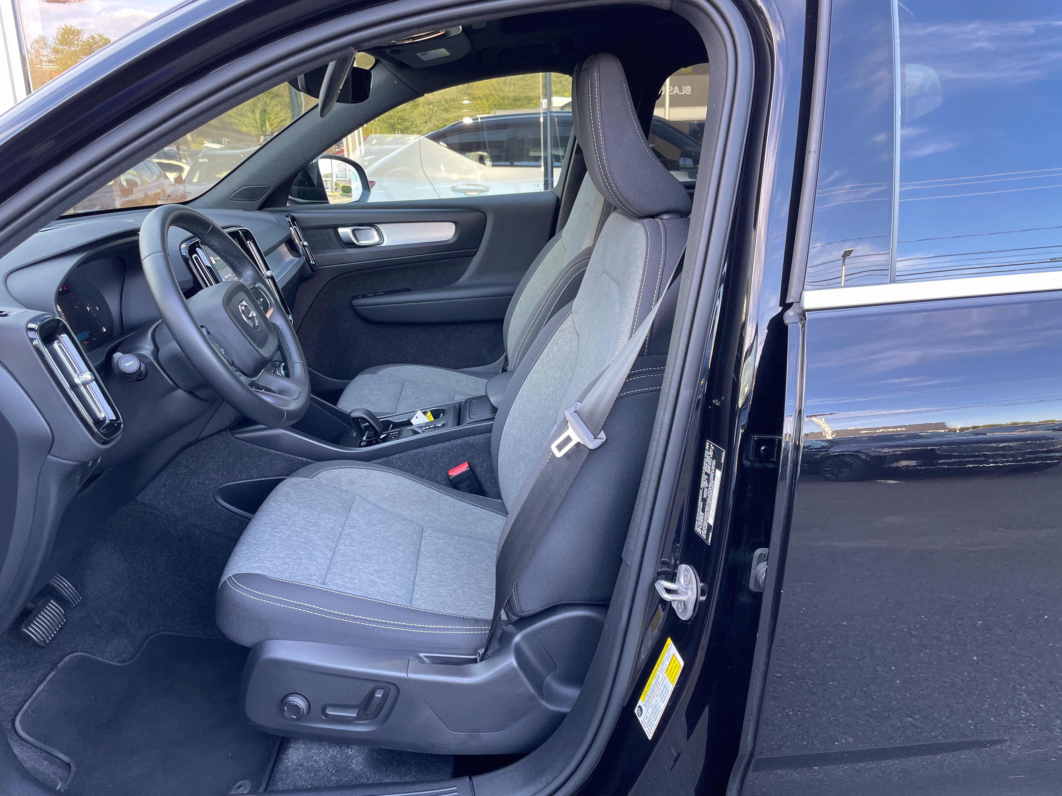 Certified 2025 Volvo XC40 B5 Core AWD/4WD image 7