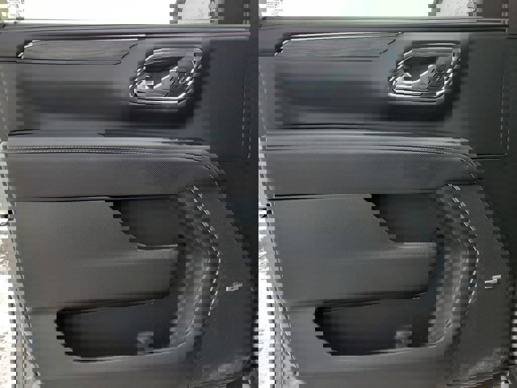 Used 2024 GMC Yukon SLT w/ SLT Luxury Package image 19