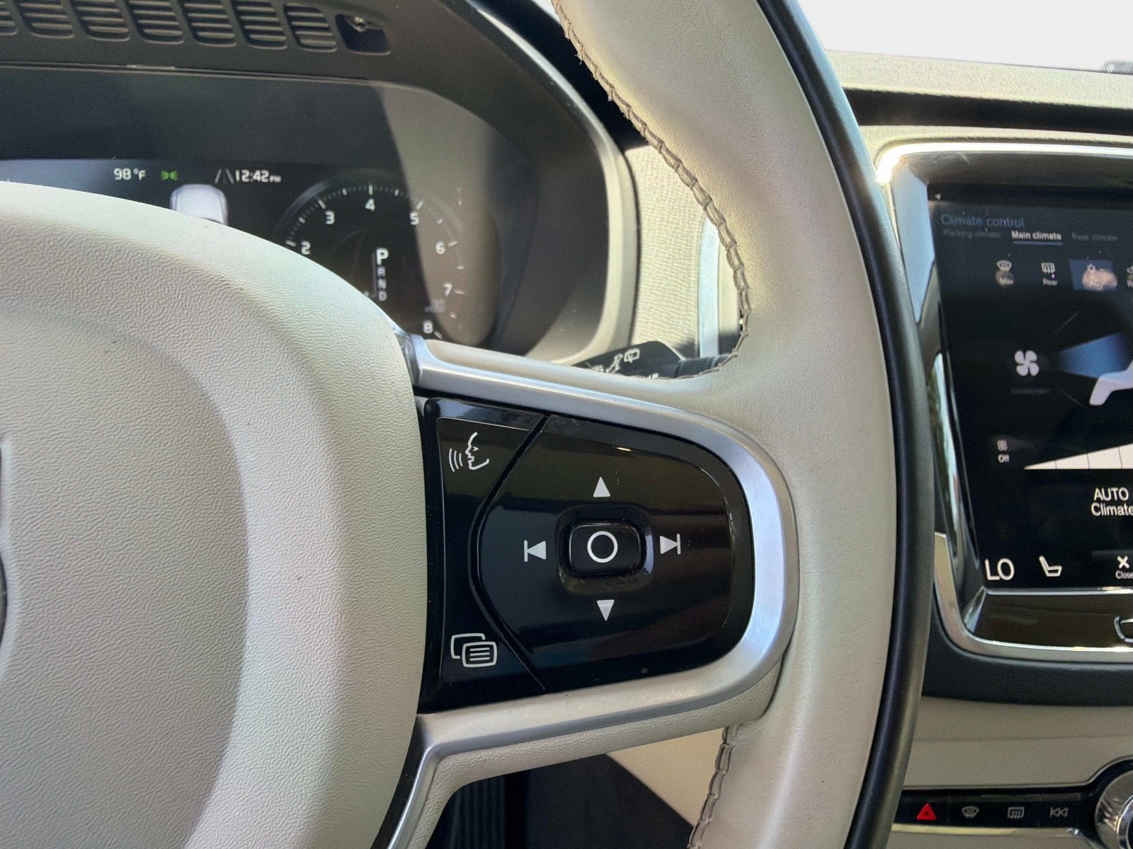 Used 2021 Volvo XC90 T5 Momentum w/ Climate Package FWD image 27