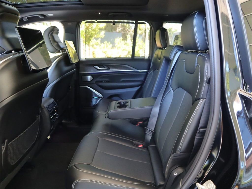 New 2023 Jeep Grand Cherokee Overland w/ Luxury Tech Group IV AWD/4WD image 22