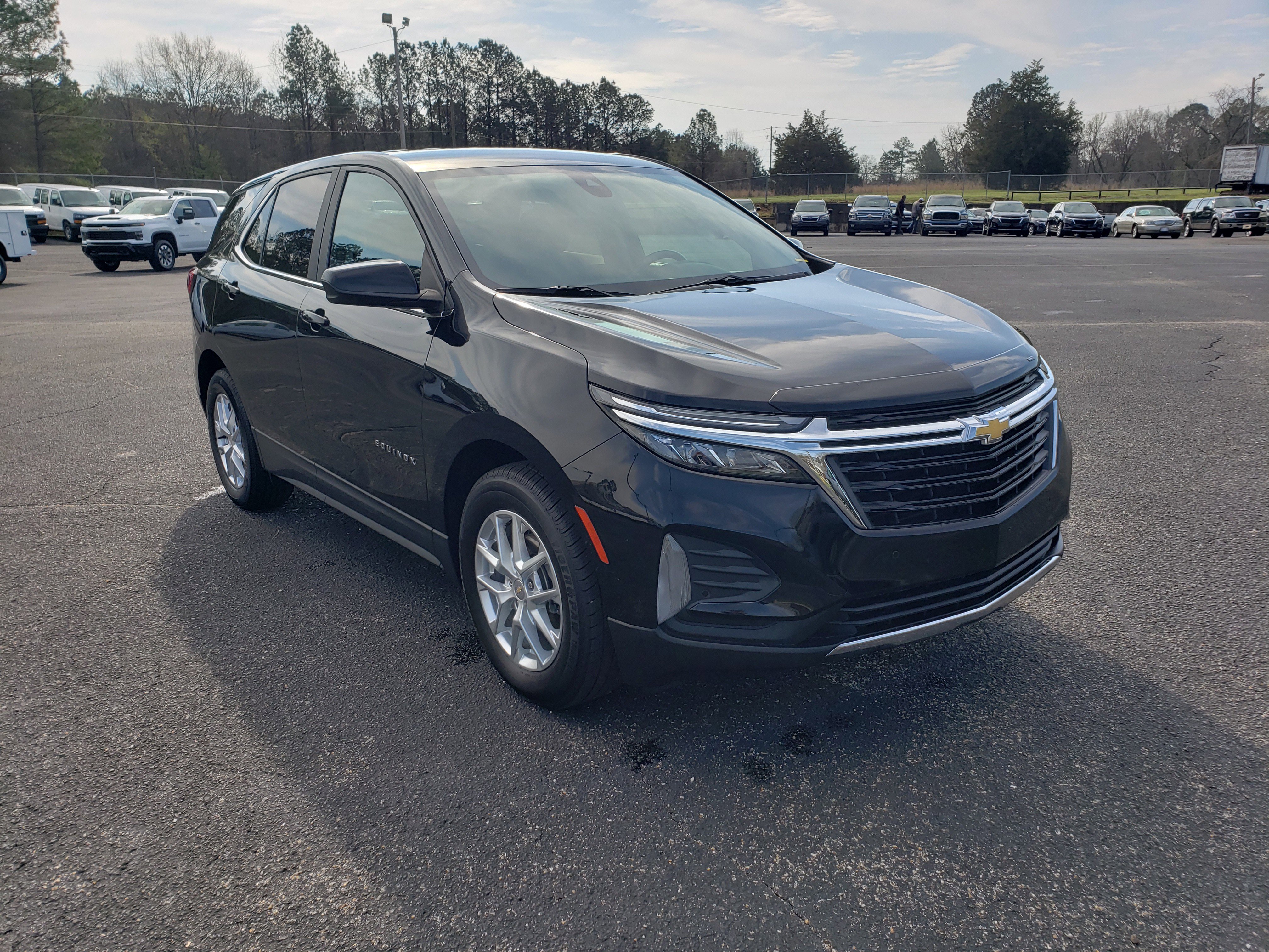 Used 2022 Chevrolet Equinox LT w/ Driver Convenience Package image 2