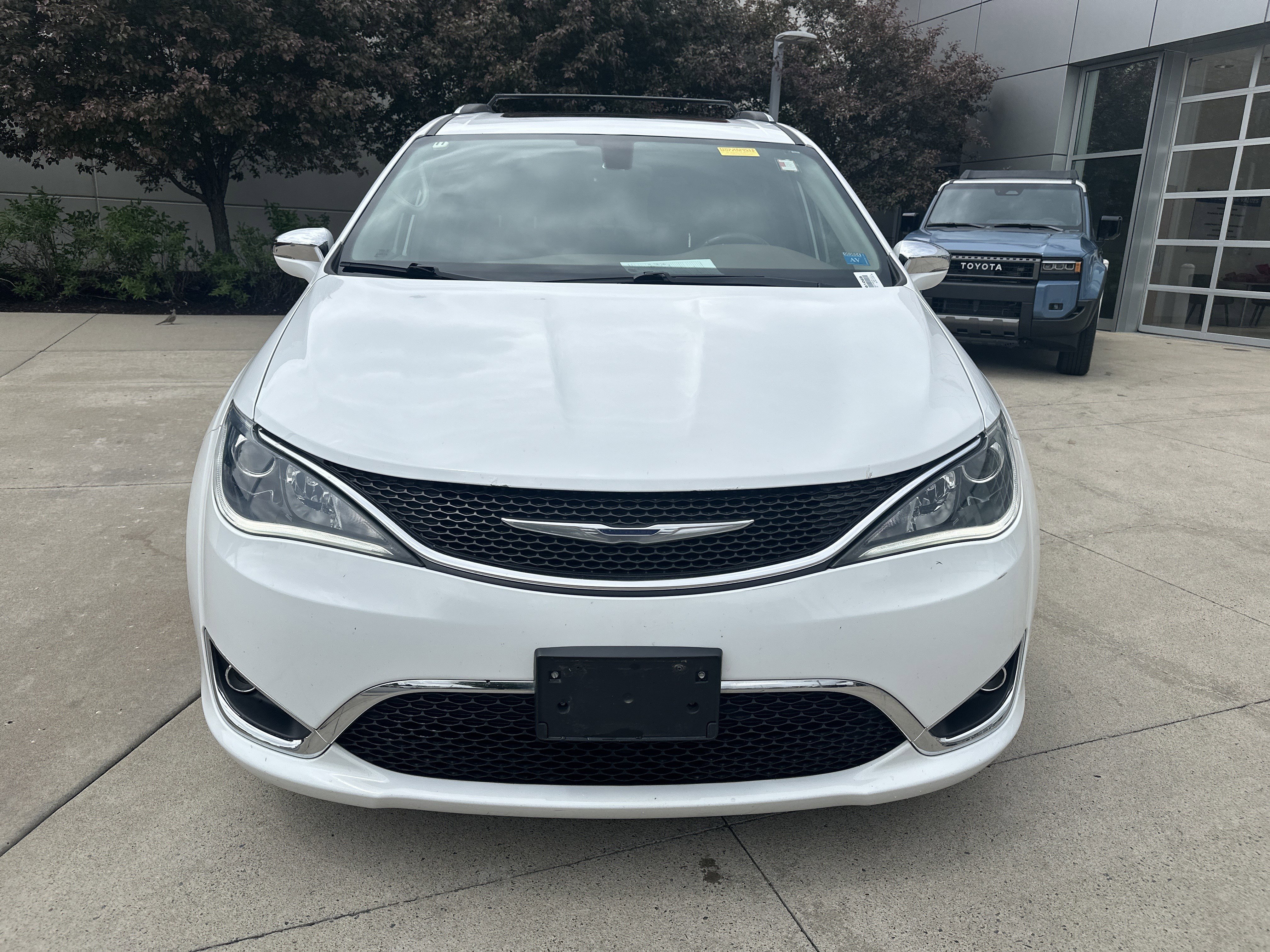 Used 2017 Chrysler Pacifica Limited FWD image 5