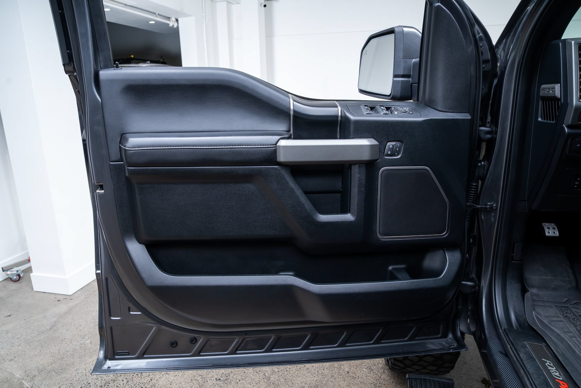 Used 2018 Ford F150 Raptor w/ Equipment Group 802A Luxury AWD/4WD image 23