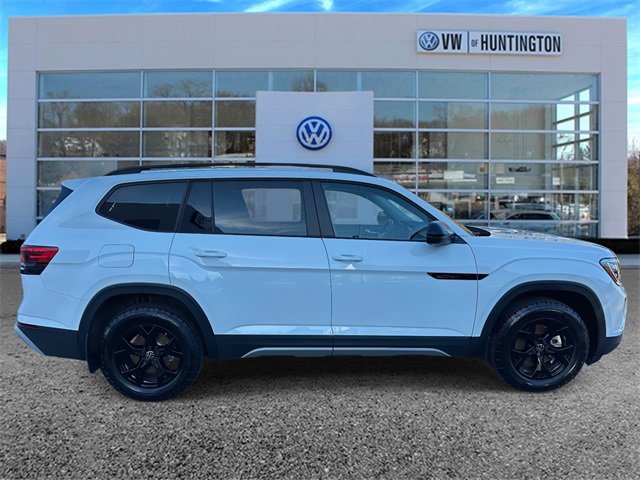 Used 2025 Volkswagen Atlas Peak Edition SE image 2