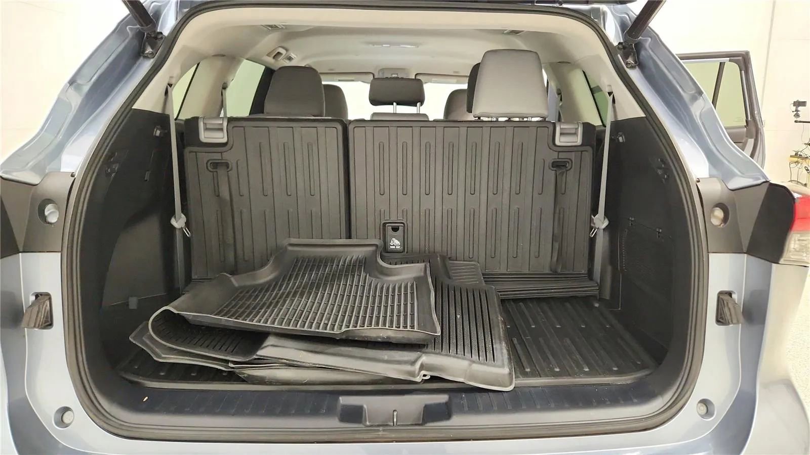 Used 2023 Toyota Highlander LE image 19