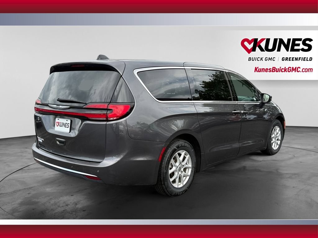 Used 2023 Chrysler Pacifica Touring-L FWD image 10