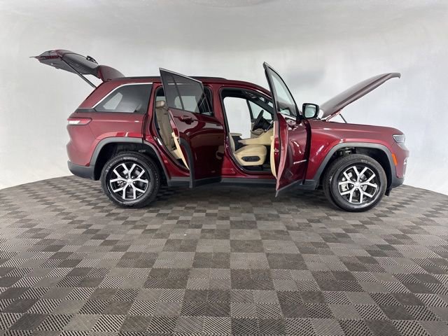 Used 2024 Jeep Grand Cherokee Limited w/ Luxury Tech Group II image 17