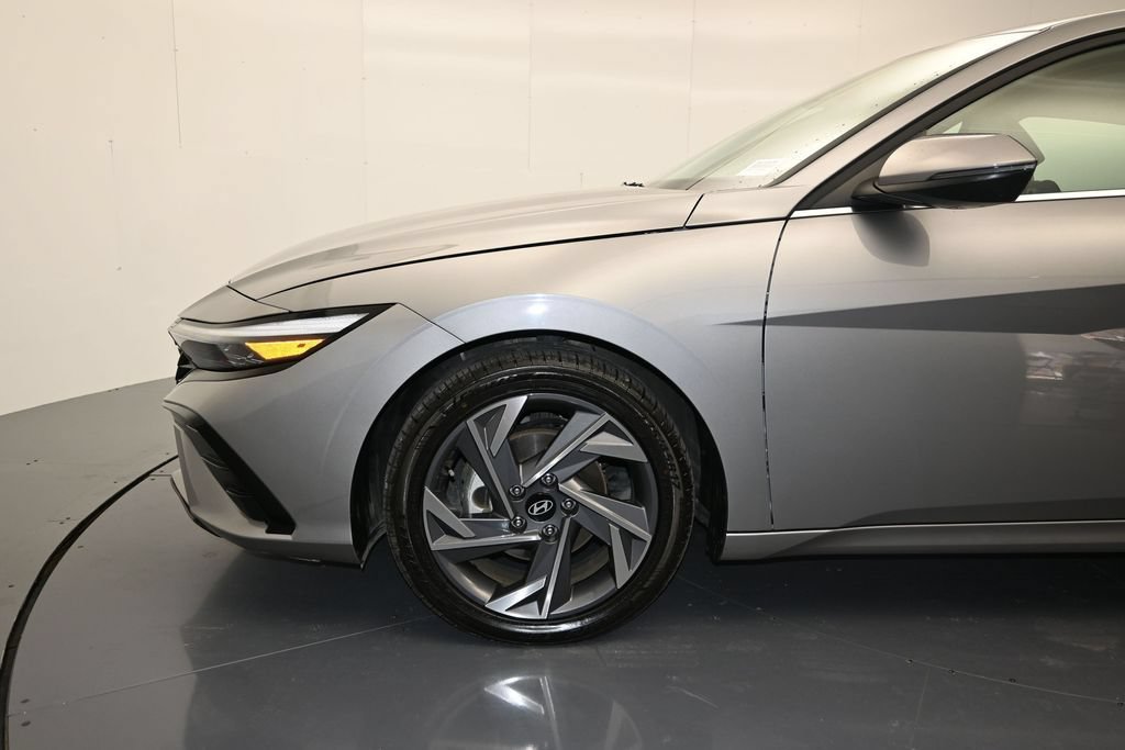 Used 2025 Hyundai Elantra Limited FWD image 9