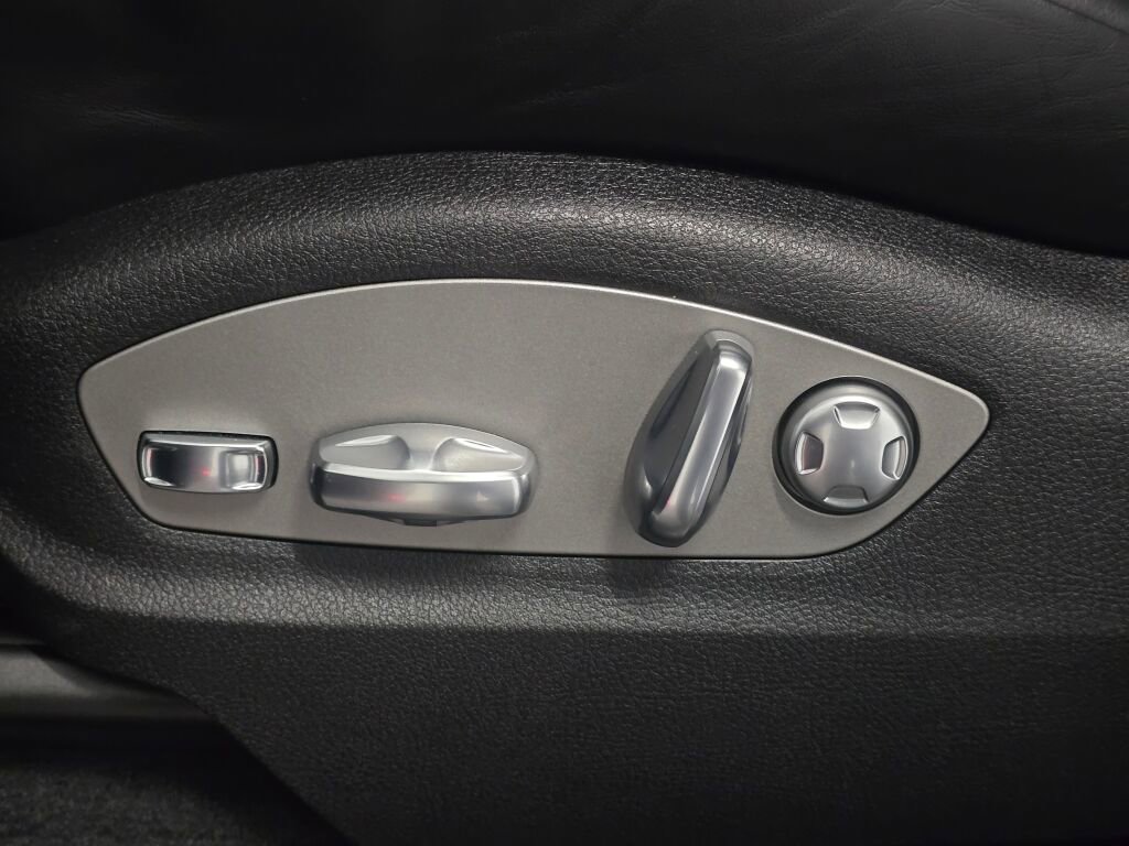 Certified 2025 Porsche Macan image 37
