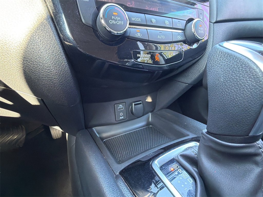 Used 2017 Nissan Rogue SV image 22