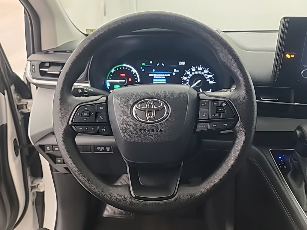 Used 2026 Toyota Sienna LE FWD image 35