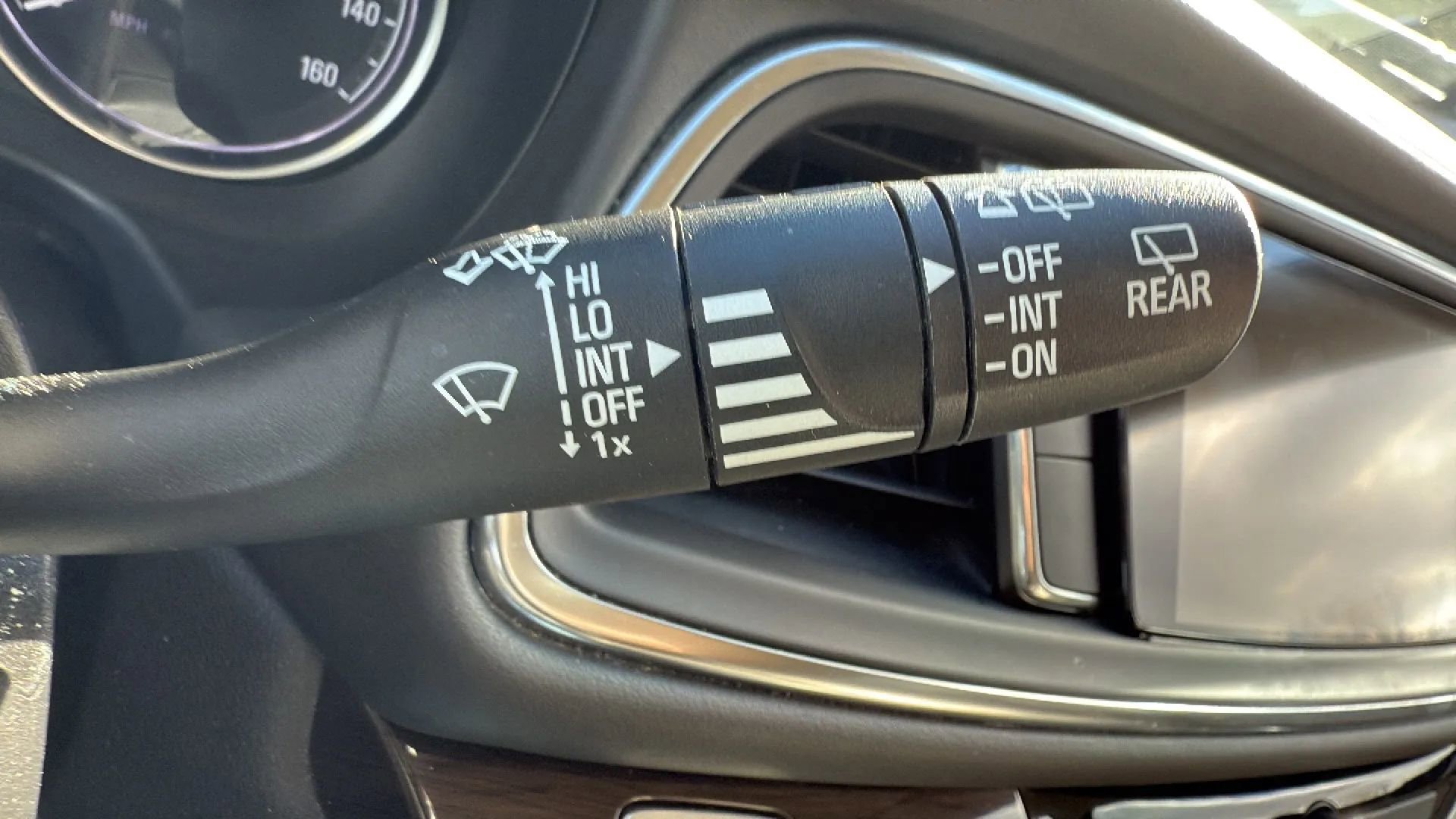 Used 2019 Buick Enclave Essence image 13