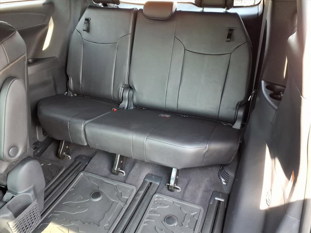 Used 2025 Toyota Sienna XLE Woodland Edition image 13