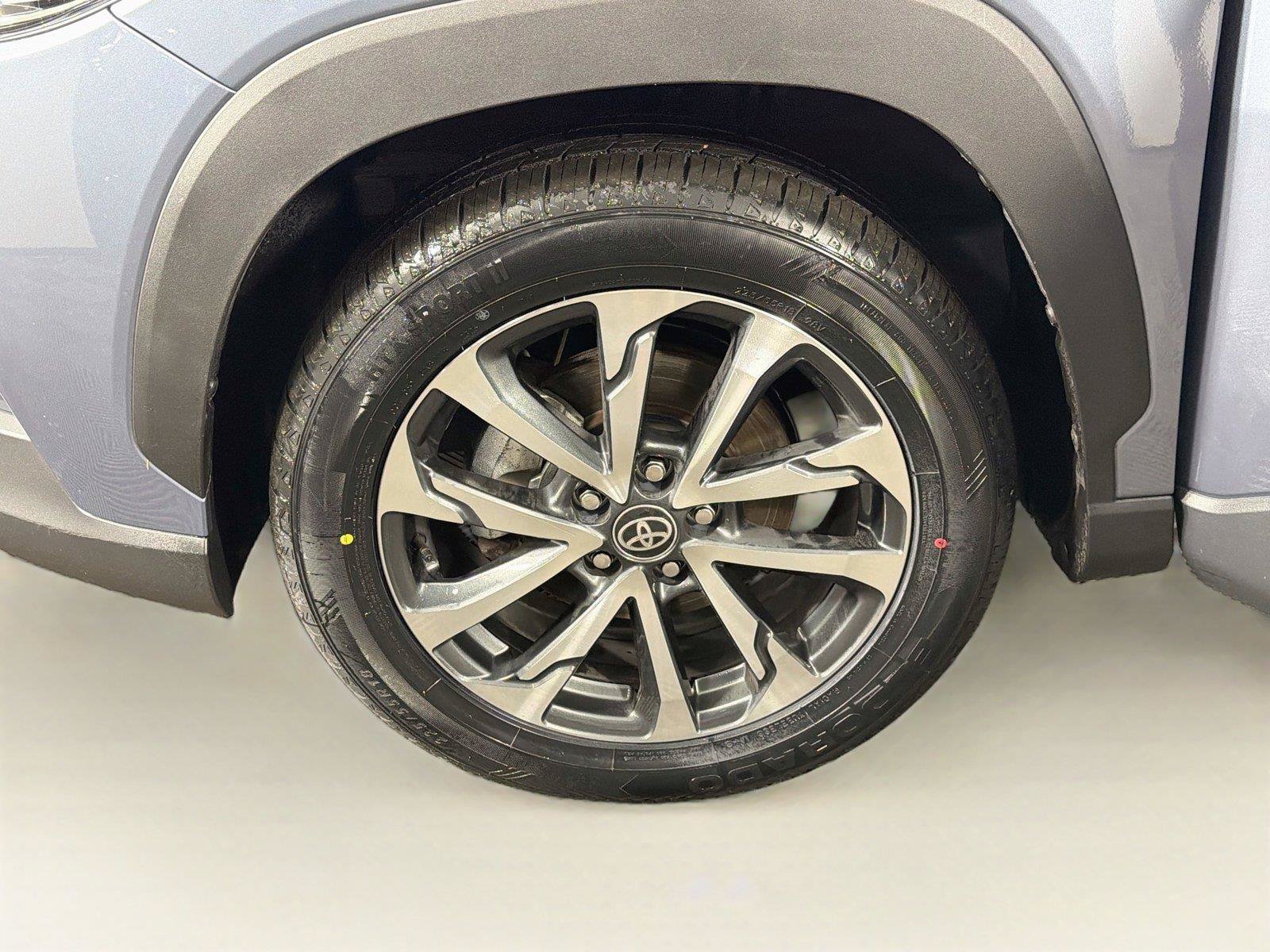 Used 2025 Toyota Corolla Cross XLE AWD/4WD image 32