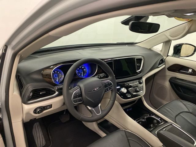 Used 2024 Chrysler Pacifica Limited image 7