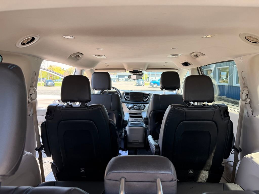 Used 2021 Chrysler Pacifica Touring-L FWD image 31