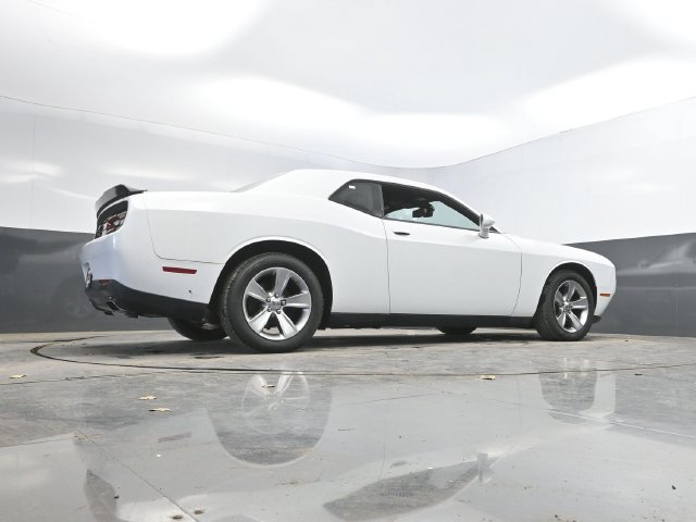 Used 2015 Dodge Challenger SXT RWD image 29