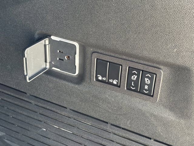 Used 2023 Chevrolet Suburban RST w/ Luxury Package image 8