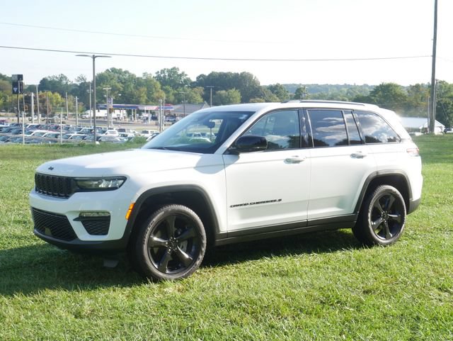 Used 2023 Jeep Grand Cherokee Limited w/ Black Appearance Package AWD/4WD image 9