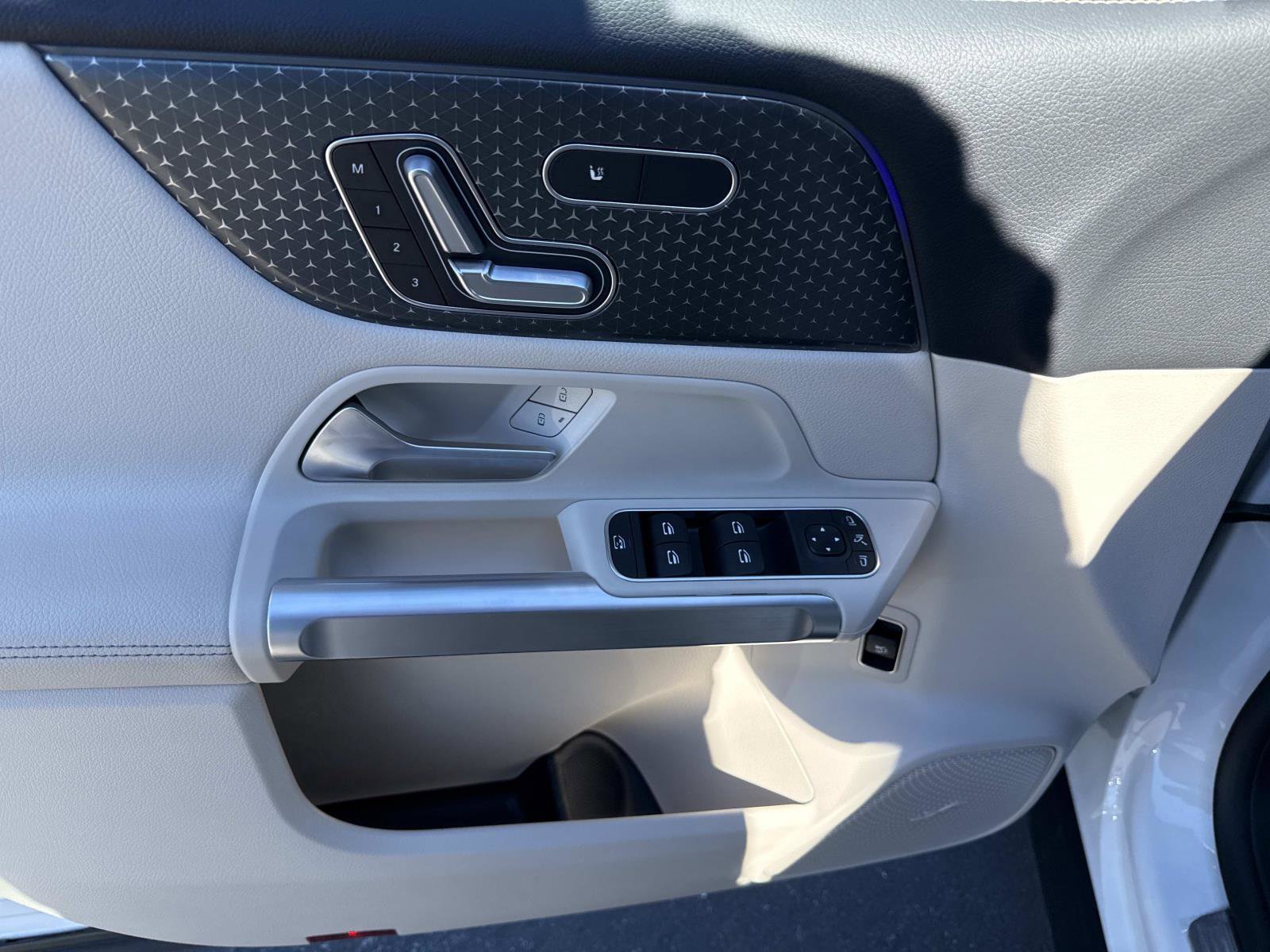 Used 2025 Mercedes-Benz GLB 250 image 20