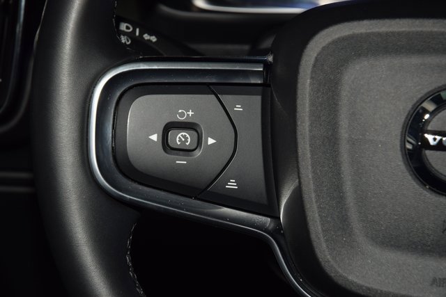 Used 2025 Volvo XC40 B5 Plus image 36