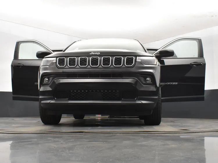 Used 2024 Jeep Compass Latitude AWD/4WD image 11