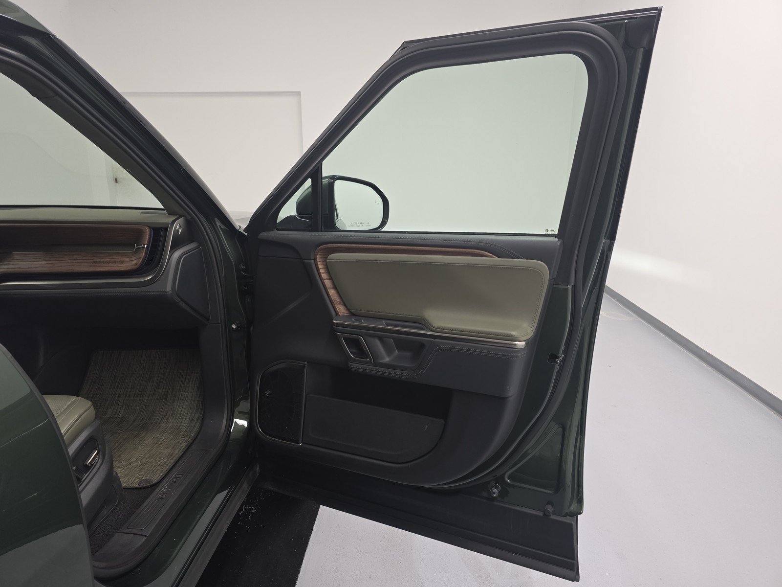 Used 2024 Rivian R1T Adventure AWD/4WD image 18