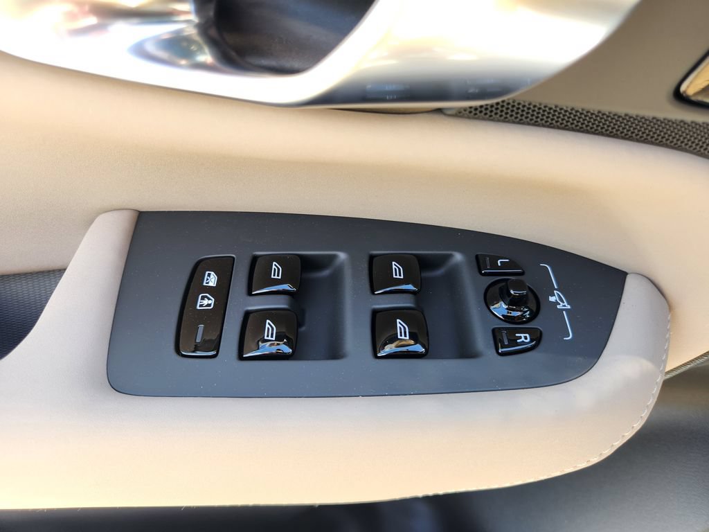 New 2026 Volvo XC90 B6 Plus w/ Protection Package Premier AWD/4WD image 19