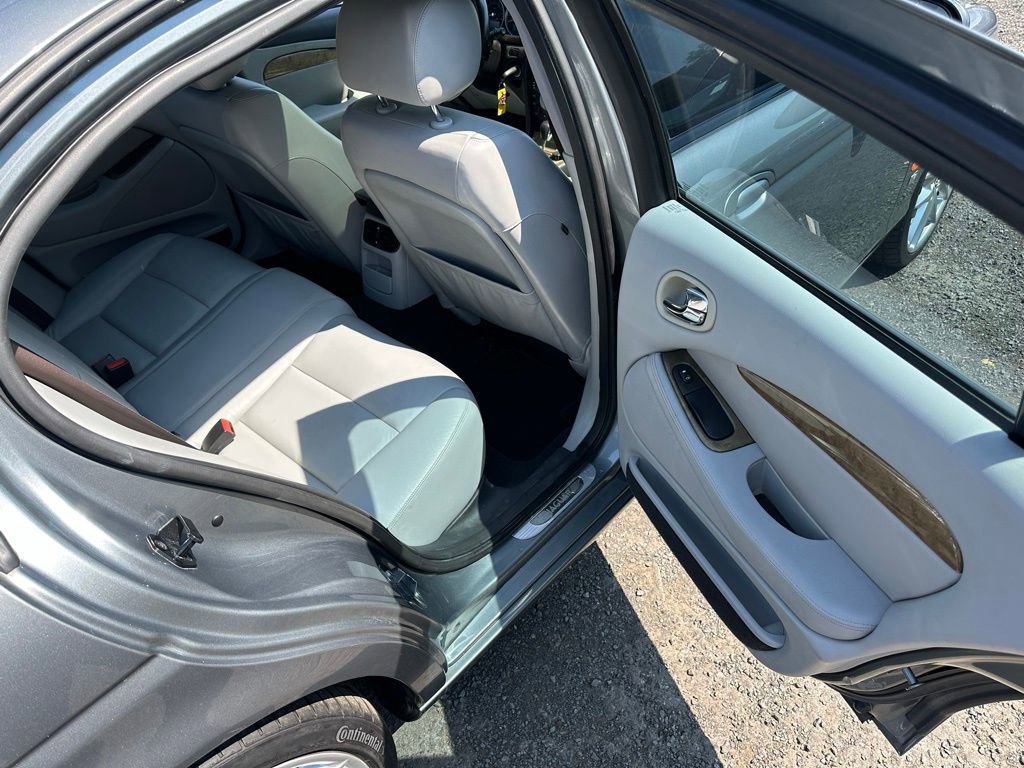 Used 2005 Jaguar S-TYPE R image 23