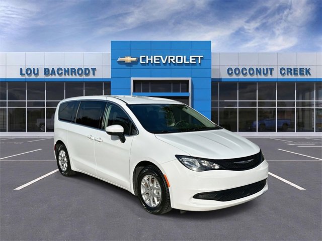 Used 2022 Chrysler Voyager LX image 2