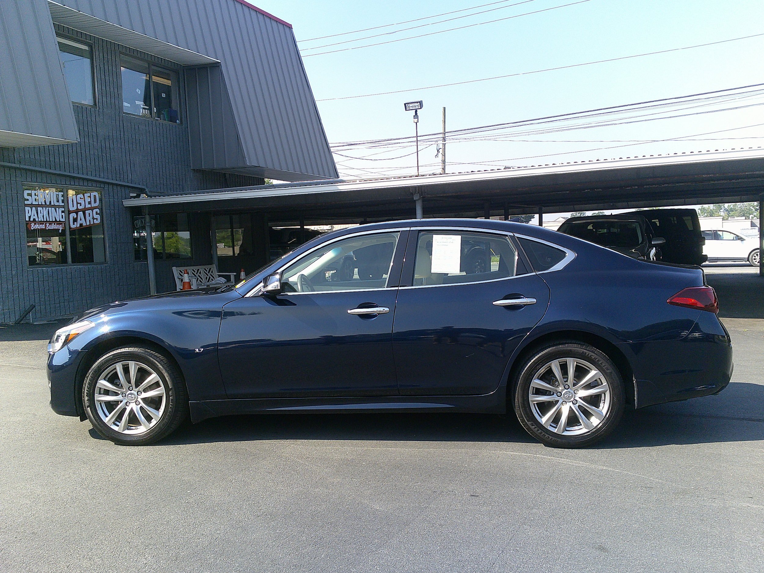 Used 2018 INFINITI Q70 Luxe w/ Cargo Package AWD/4WD image 3