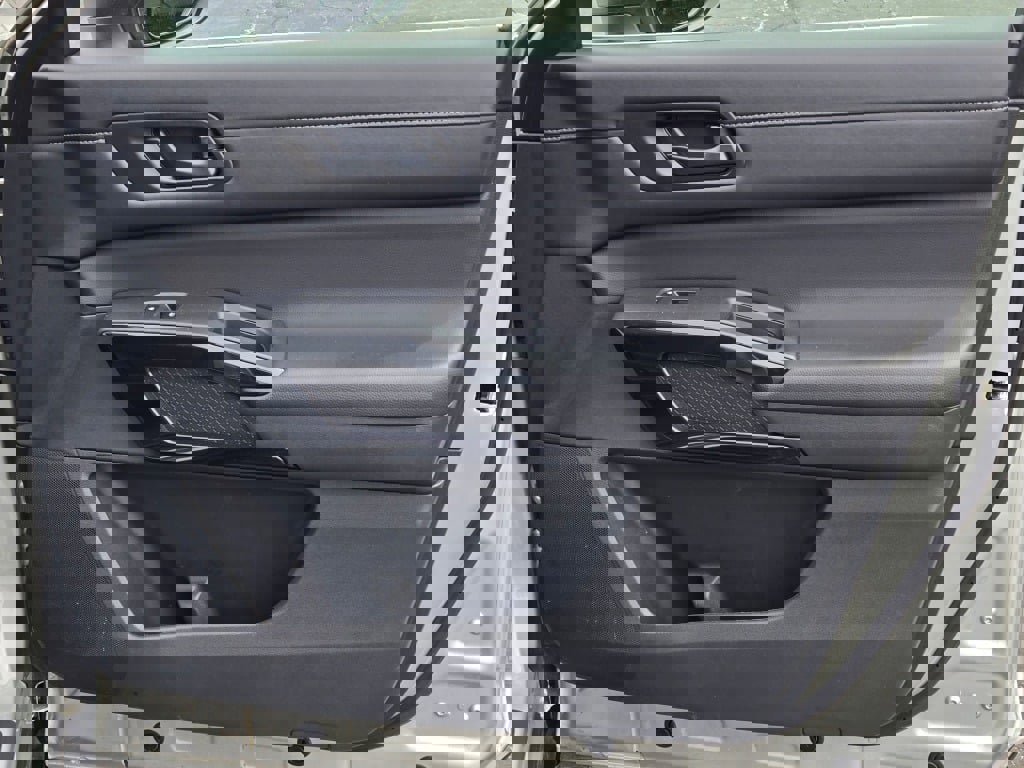 Used 2025 Nissan Pathfinder SV image 6