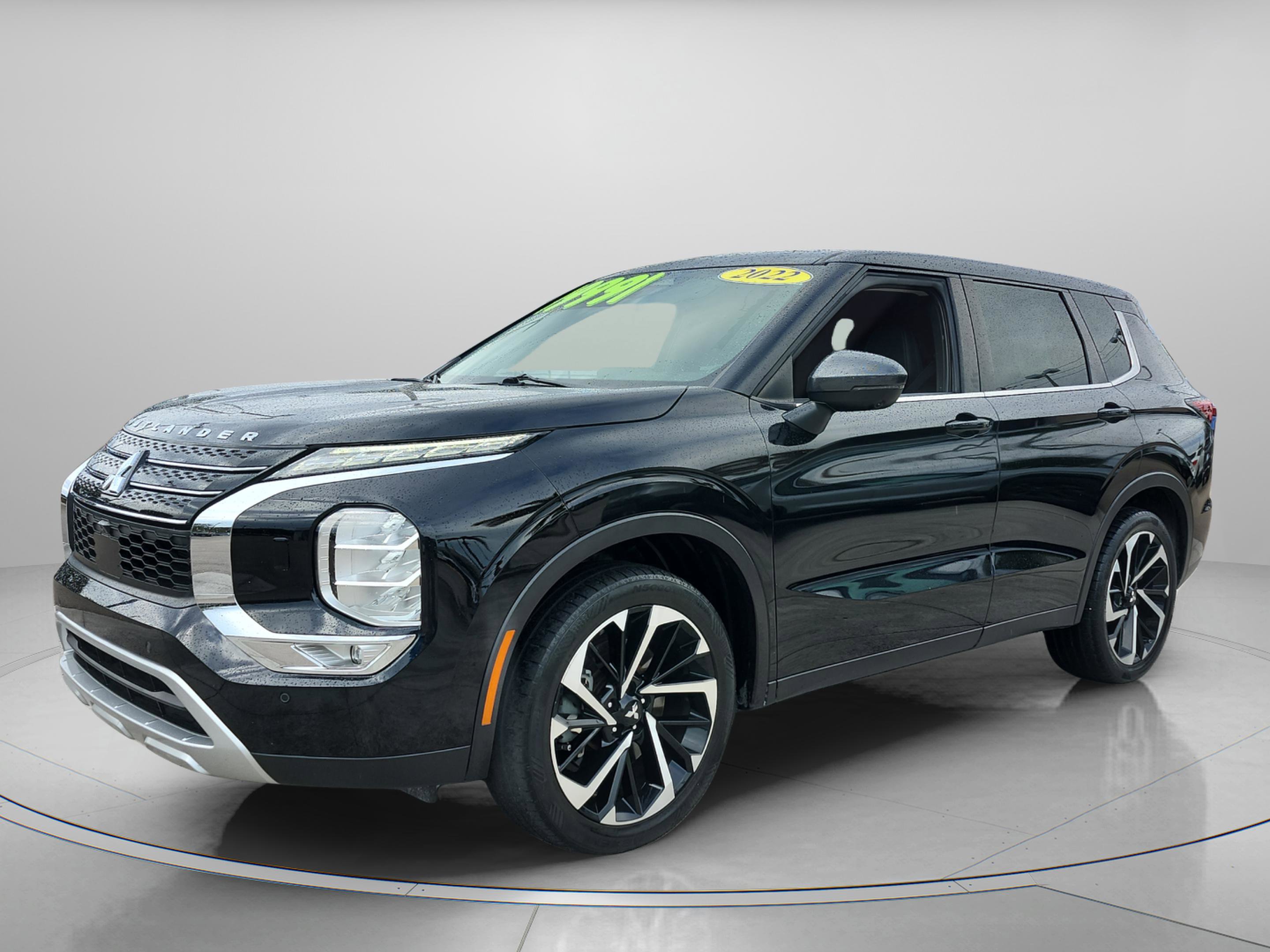 Used 2022 Mitsubishi Outlander SE image 2