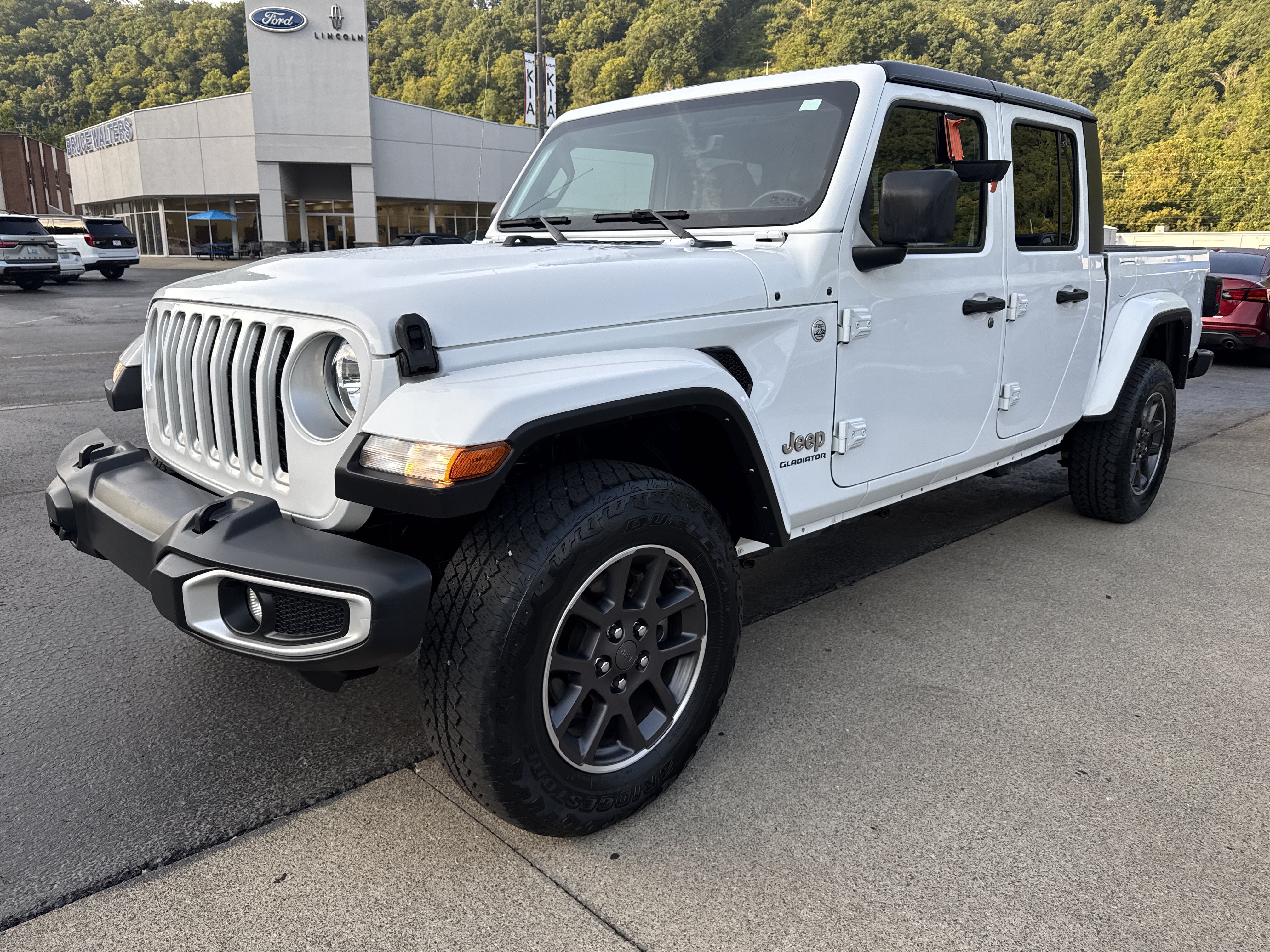 Used 2022 Jeep Gladiator Overland w/ Popular Equipment Package AWD/4WD image 3