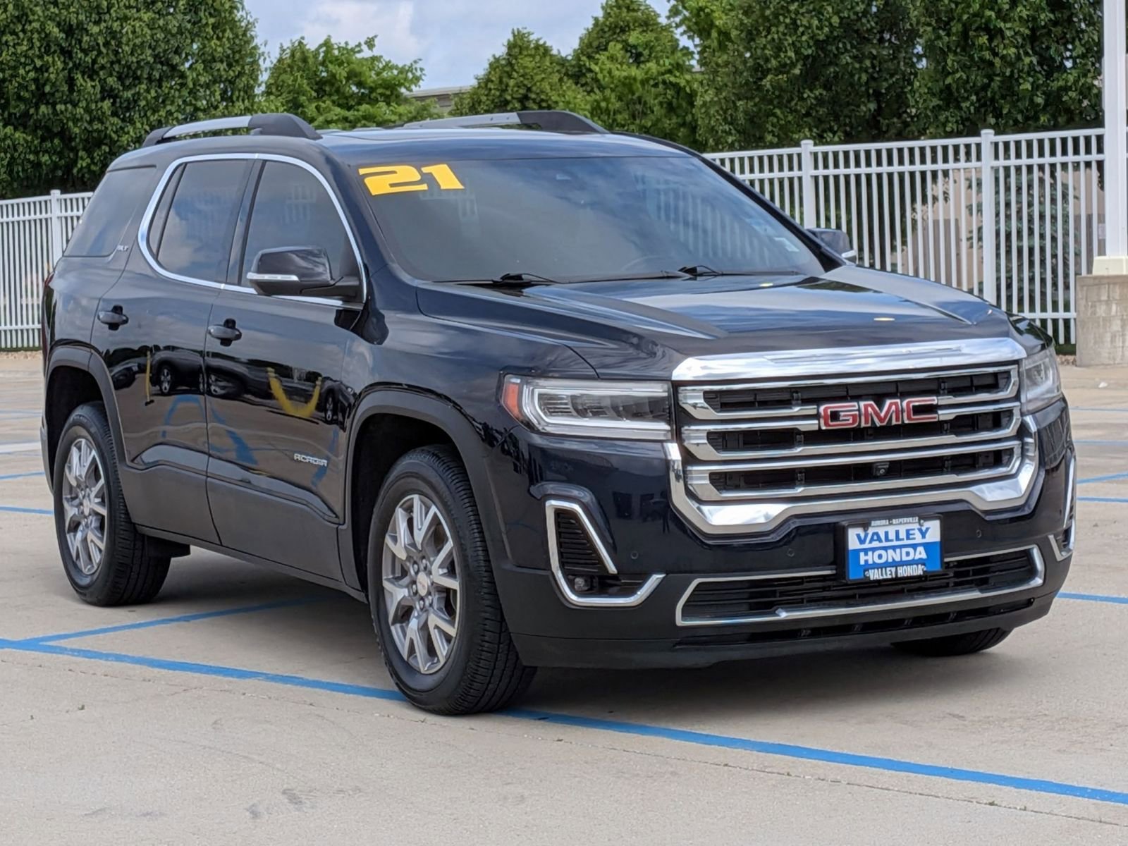 Used 2021 GMC Acadia SLT w/ Technology Package AWD/4WD image 4
