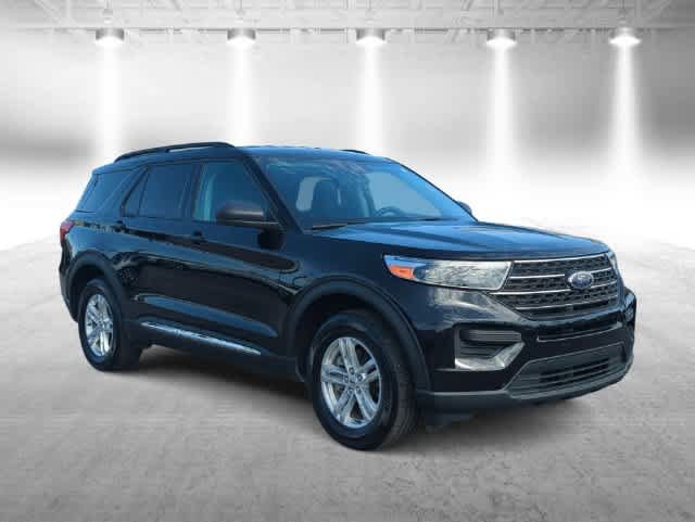 Used 2023 Ford Explorer XLT AWD/4WD image 2