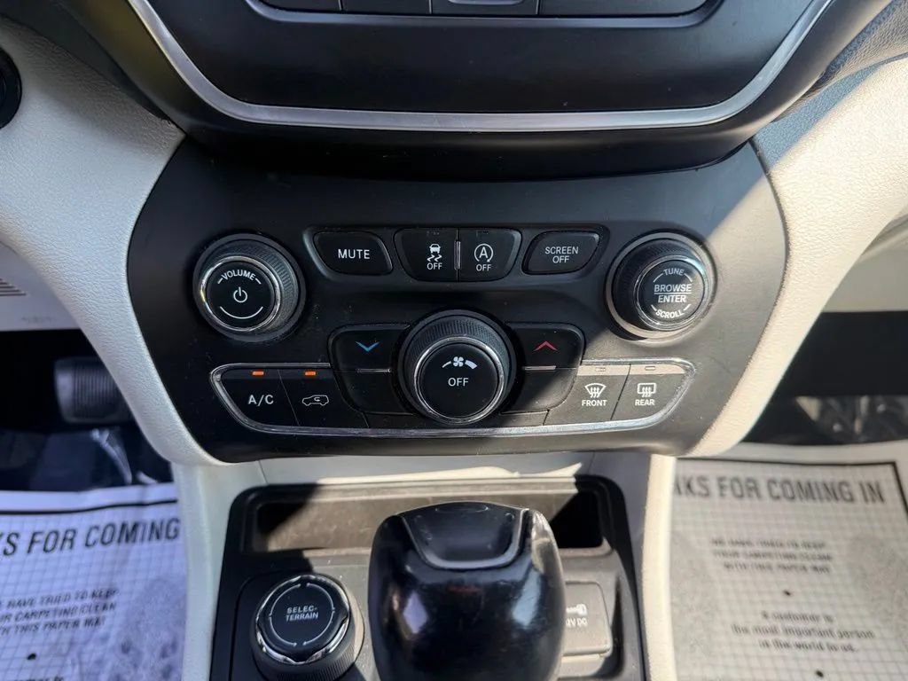 Used 2020 Jeep Cherokee Latitude Plus AWD/4WD image 23