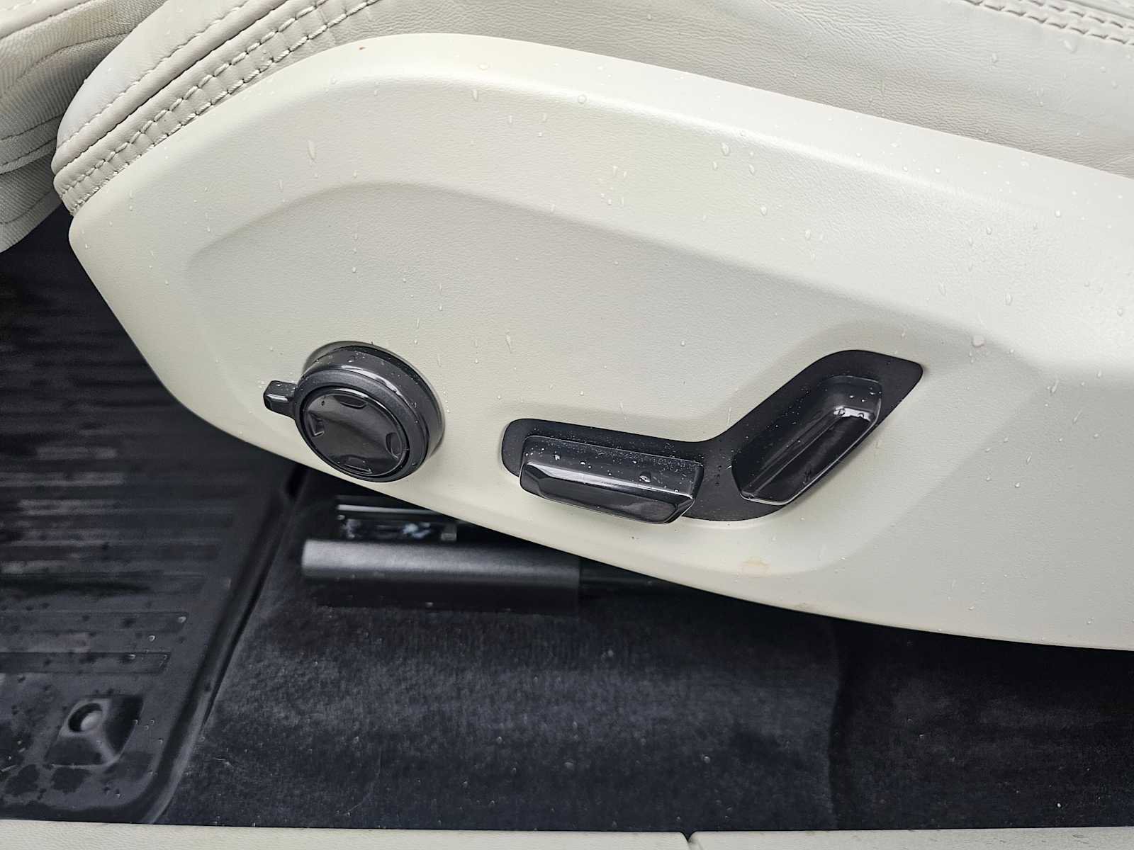 Certified 2023 Volvo XC60 T8 Ultimate w/ Climate Package image 27