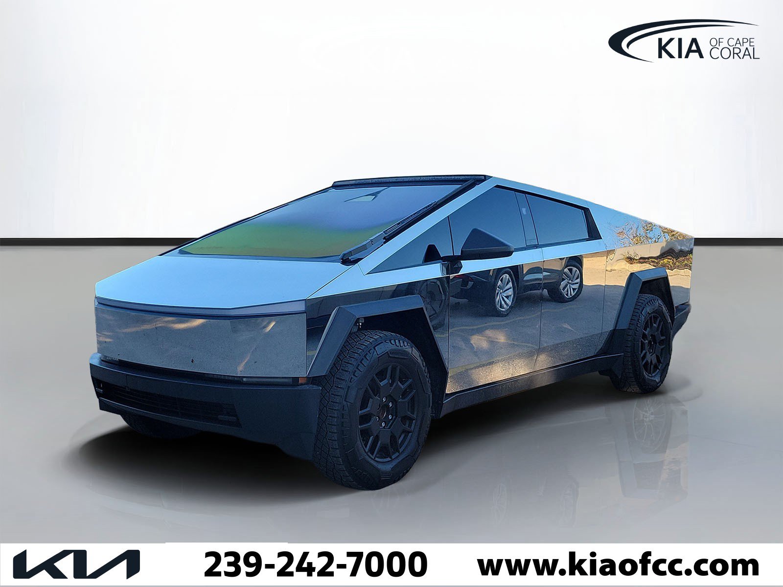 Used 2025 Tesla Cybertruck AWD Crew Cab image 3